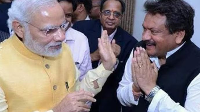 Satyapal Singh Baghel greeting Prime Minister Narendra Modi with folded hands