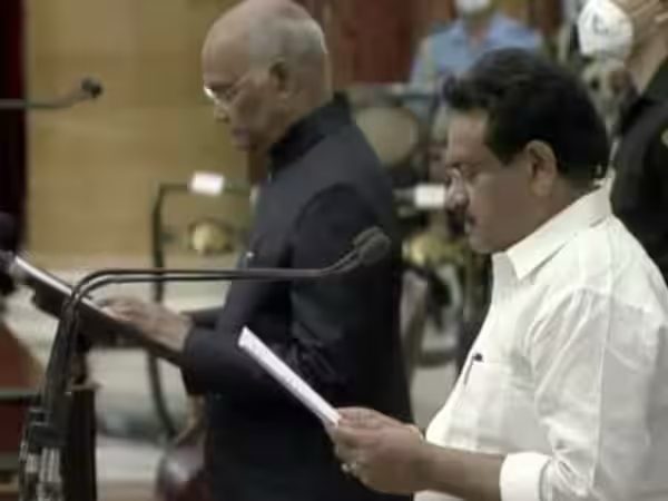Satyapal Singh Baghel reading from a paper at a swearing-in ceremony beside the then President of India, Ram Nath Kovind